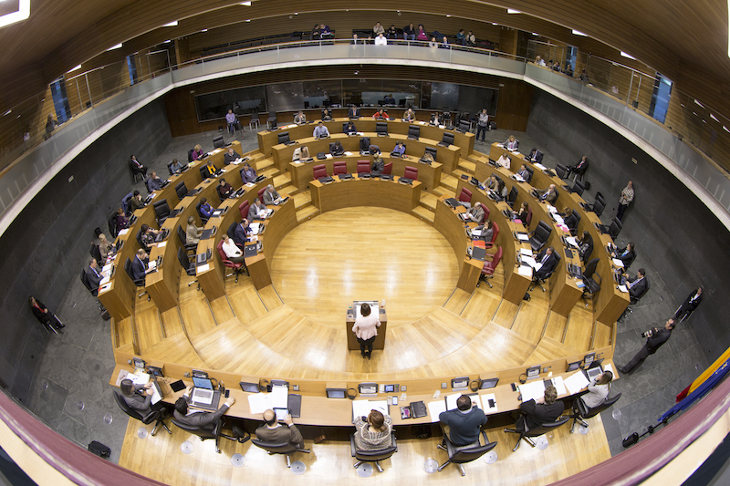 Cuando un Parlamentario se dirige al pleno, sube a una tribuna de oradores colocada bajo la tribuna en la que se sienta la presidencia del Parlamento de Navarra.