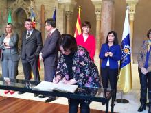 La presidenta del Parlamento de Navarra firma en el libro de honor de las Cortes de Aragón