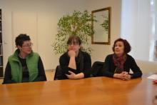 De izqda. a dcha.: Lorea Zúñiga, Cristina Arias y Loli Esparza, en un momento de la reunión en el Parlamento.