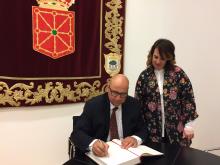 El embajador chileno, Jorge Tagle Canelo, ha firmado en el libro de honor de visitas del Parlamento