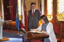 Firma de la Presidenta del Parlamento de Navarra en el libro de honor del Parlamento de Asturias. 