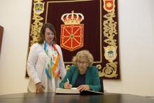 Manuela Carmena Castrillo ha firmado en el libro de visitas del Parlamento de Navarra