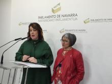 Ainhoa Aznárez Igarza y Mari Luz Sanz Escudero en la presentación del contrato