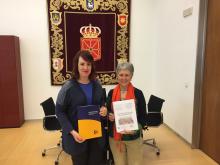 La Presidenta del Parlamento y la Presidenta del Colegio Ofical de Educadoras y Educadores Sociales de Navarra