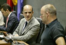 El Presidente de la Cámara, Alberto Catalán, entre los vicepresidentes Samuel Caro y Txentxo Jiménez