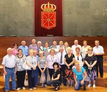 La Asociación de Jubilados de Zaragoza, con la miembro de la Mesa Maite Esporrín, en el Salón de Plenos