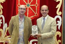 El Presidente recibe una placa de obsequio de manos de Salvador Tarazona