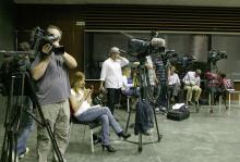 Periodistas de diversos medios de comunicación trabajando en el Salón de Plenos