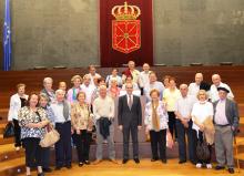 La Asociación de Jubilados de San Martín de Unx, con Alberto Catalán, en el Salón de Plenos
