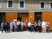 Parlamentarios y responsables del centro, ante las nuevas instalaciones en Ilundáin