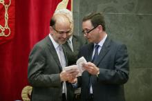 Barón entregando un ejemplar del 'Principito' a Catalán