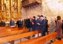 Los Parlamentarios atienden la exposición de Ricardo Fernández ante el retablo principal de la iglesia