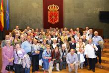 Alberto Catalán, con los jubilados de Milagro, en el Salón de Plenos