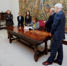 Ainhoa Aznárez, firmando en el Libro de Honor del Parlamento Vasco