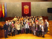Alberto Catalán, con el Club de Jubilados de Falces en el Salón de Plenos