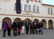 Parlamentarios, docentes, concejalas y miembros de la Apyma, en el patio del colegio