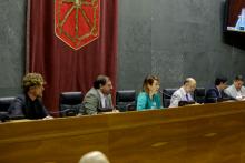 Ainhoa Aznárez, Presidenta del Parlamento, entre los Vicepresidentes Unai Hualde y Alberto Catalán, y los Secretarios Maiorga Ramírez y Óscar Arizcuren
