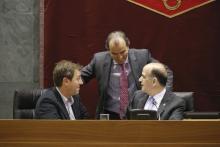 Alberto Catalán, Presidente del Parlamento, junto Carlos García Adanero (G.P. UPN) y Roberto Jiménez (G.P. SN)