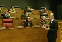 El Presidente, Alberto Catalán, atendió a un grupo de visitantes en la jornada de puertas abiertas del lunes