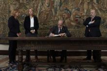 El Presidente firma en el Libro de Honor del Legislativo vasco