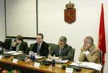 Pablo Díez, Letrado Mayor del Parlamento de Navarra, en la Mesa de la segunda sesión