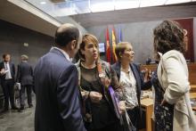 Ainhoa Aznárez, Presidenta del Parlamento de Navarra, entre Manu Ayerdi, Uxue Barcos (G.P. Geroa Bai) y Laura Pérez (G.P. Podemos-Ahal Dugu)