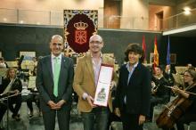 Alberto Catalán y Maite Esporrín, han hecho entrega de un recuerdo a la Banda Valenciana