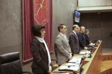Alberto Catalán, Presidente del Parlamento, y el resto de miembros de la Mesa, durante el minuto de silencio