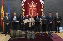 Alberto Catalán, con autoridades, representantes leoneses y familiares del escultor Iribertegui