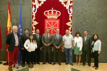 Alberto Catalán, Presidente del Parlamento, Maite Esporrín, Txentxo Jiménez y Koldo Amezketa, miembros de la Mesa, con la delegación colombiana en la sala Institucional
