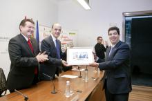 Luis Casado, alcalde de Tudela, recoge el cupón dedicado a la capital Ribera