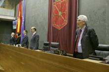 El Presidente, Alberto Catalán, entre los miembros de la Mesa Maite Esporrín, Samuel Caro (G.P. SN) y Koldo Amezketa (G.P. Bildu)