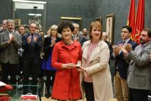 Asunción Olaechea recibiendo la insignia del Parlamento de manos de su Presidenta, Ainhoa Aznárez
