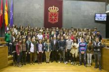 Alberto Catalán, con alumnos y profesores de la UNA que han participado en el debate