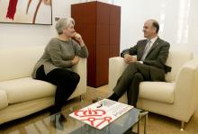 Alberto Catalán y Lourdes Goicoechea en el despacho de Presidencia