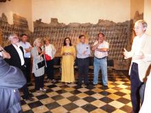 Javier Sancho, técnico de Patrimonio, explicando los resultados de la restauración, en la antigua capilla