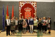 Ainhoa Aznárez y Uxue Barkos con el grupo de mujeres homenajeadas