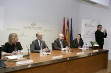 Alberto Catalán, entre María Jesús Aranda, Luis Cayo Pérez Bueno y Gloria Álvarez