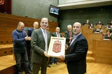 Alberto Catalán entrega una placa a José María Martínez, presidente de CEPES-Navarra