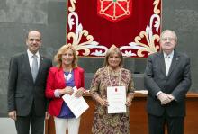 Dos de las delegadas, con sus diplomas, entre Catalán y Más