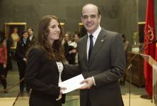Alberto Catalán haciendo entrega del galardón a Laura Santamaría