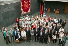 Foto de grupo con Catalán, miembros de la Mesa, Parlamentarios, Consejera de Salud y delegados de Adona