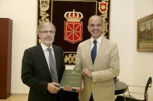 José Antonio Sánchez, Fiscal Superior de Navarra, hace entrega de la Memoria de 2012 al Presidente del Parlamento, Alberto Catalán