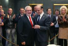 El nuevo Parlamentario, con el Presidente, Alberto Catalán