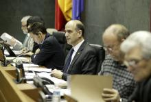 Alberto Catalán, flanqueado por los Vicepresidentes, Samuel Caro y Txentxo Jiménez, y el Secretario Segundo, Koldo Amezketa (i-d)