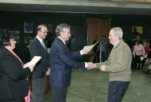 Ramón Jáuregui, entregando uno de los certificados