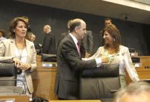 Alberto Catalán, felicitado por su predecesora, Elena Torres