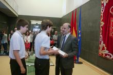 El Presidente entrega el primer premio a José María Calonge y Francisco Mirante (El Redín-Miravalles)