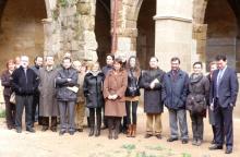 Parlamentarios, miembros del Departamento y del Consistorio en el claustro del Monasterio de Fitero