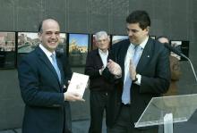 Luis Casado, alcalde de Tudela, entrega un ejemplar del 'Libro de Viajes' de Benjamín de Tudela al Presidente
